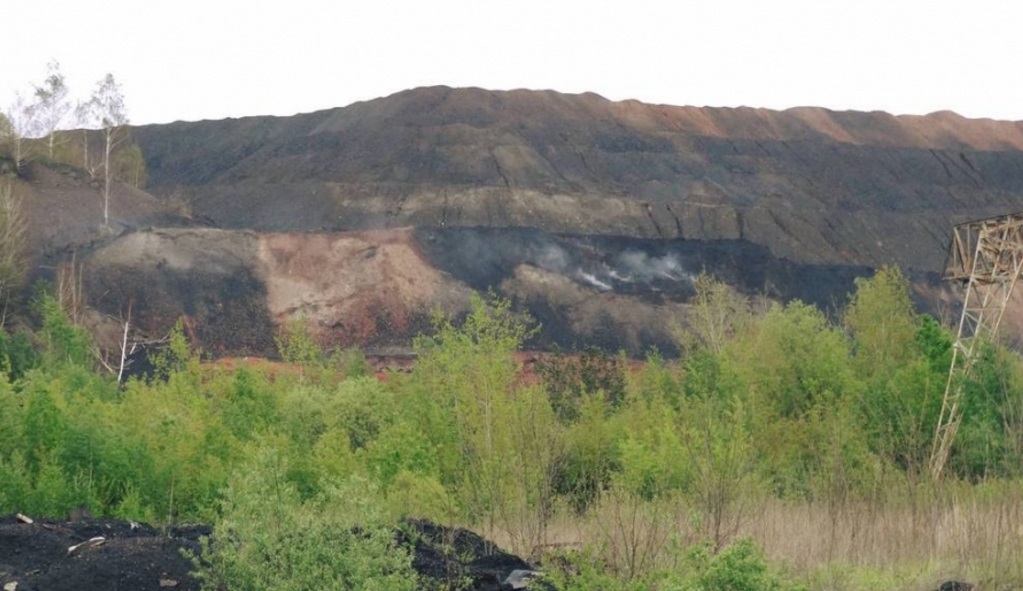В течение нескольких последних месяцев горит нижний ярус террикона между городами Червоноград и Сосновка.