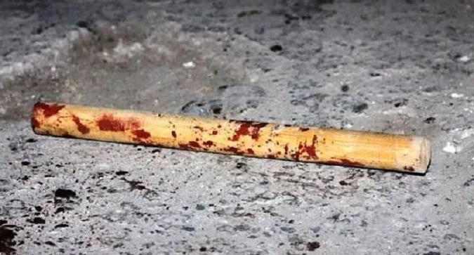 На Київщині жінка палицею забила чоловіка до смерті.