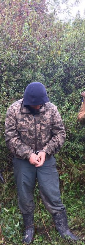 Мужчина, который следовал за пограничным нарядом, был задержан вчера военнослужащими филиала «Горонглаб» пограничного отряда Мукачево вблизи украинско-венгерской границы.