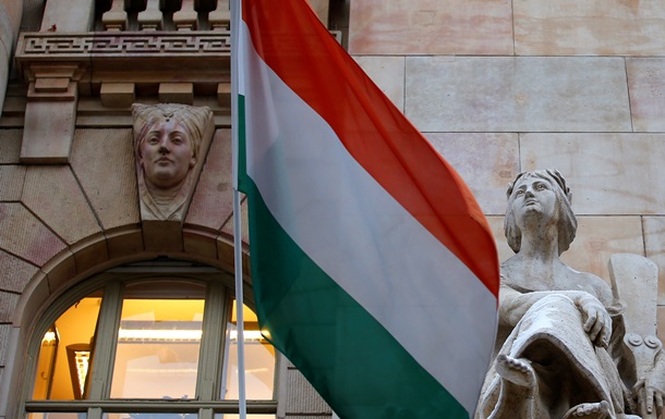 Уряд Угорщини передасть 41 695 «вовняних головних уборів» із запасів сил оборони країни Угорській екуменічній службі допомоги для доставки в Україну.

