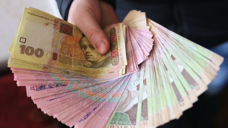 Українців, що знаходяться за кордоном, позбавлятимуть деяких виплат
