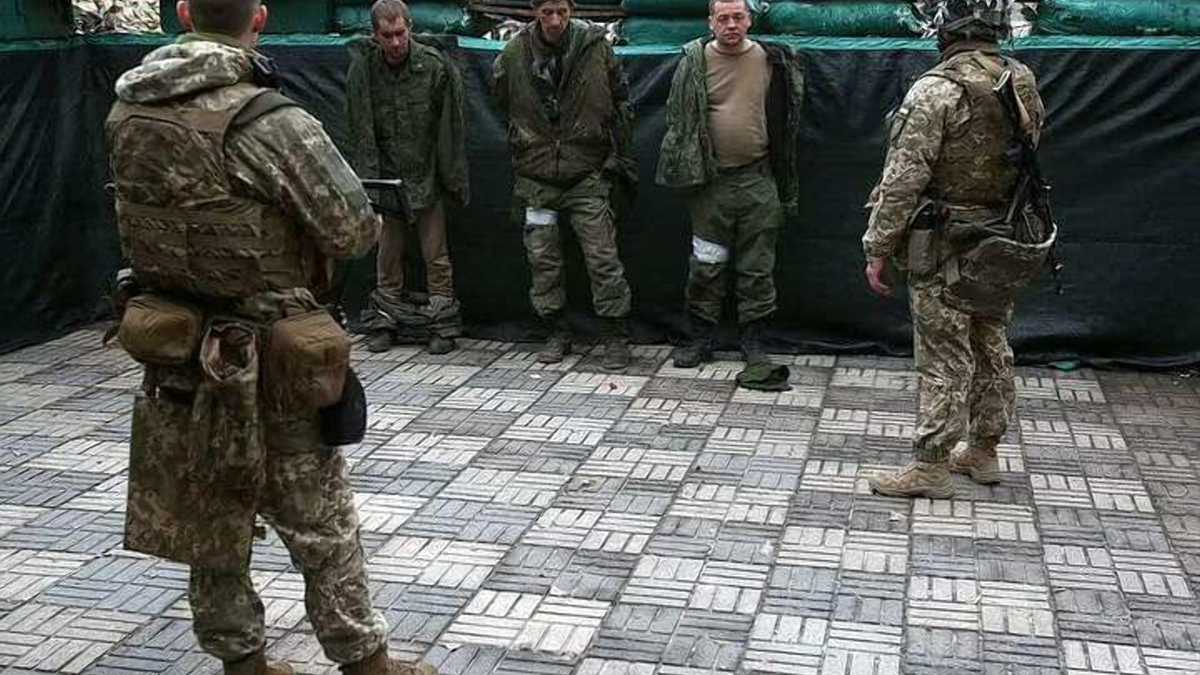 Багато російських солдатів у надії зберегти життя при зустрічі із ЗСУ здаються у полон. Україна дотримується усіх міжнародних норм та забезпечує максимально гуманне ставлення до полонених окупантів.

