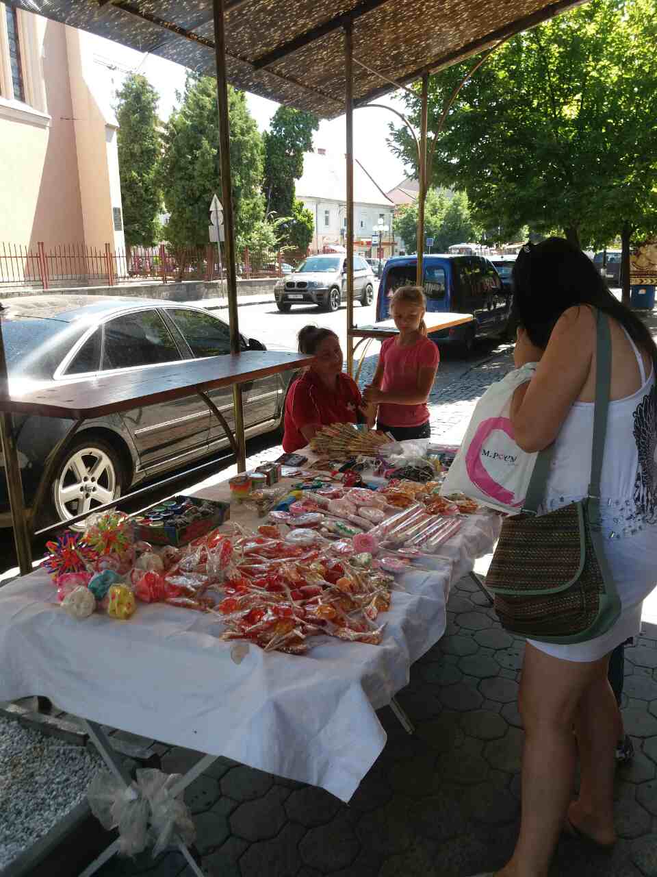Працівники «Муніципальної міліції» склали протокол на мешканку села Великий Раковець Іршавського району, яка влаштувала незаконну торгівлю цукерками та китайськими іграшками на тротуарі, на площі Миру