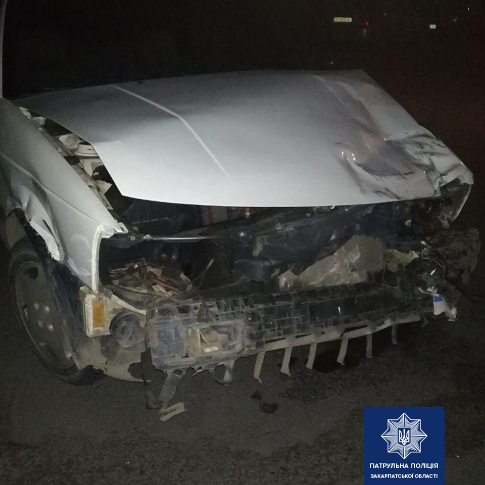 Сьогодні, близько 1-ої години ночі, патрульним надійшло повідомлення про ДТП на проспекті Свободи в Ужгороді.