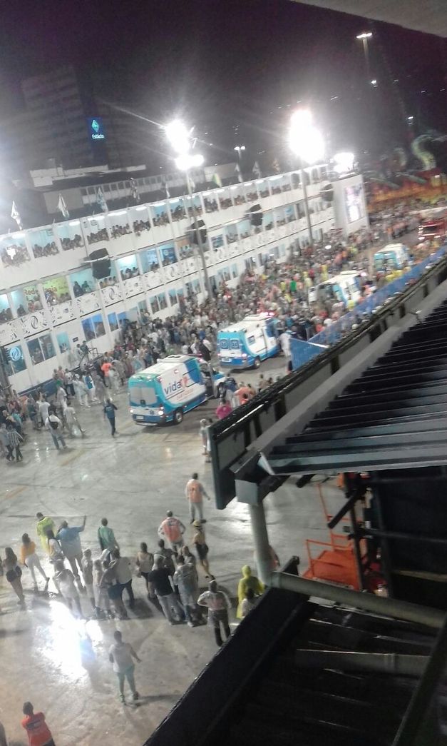 Під час проведення карнавалу в Ріо-де-Жанейро одна з платформ врізалася в огорожу, в результаті чого постраждали 20 осіб. Про це повідомляє видання Jornal do Brasil.