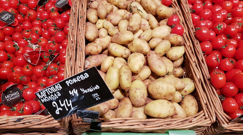 У супермаркетах почали продавати молоду картоплю по 244 гривні.