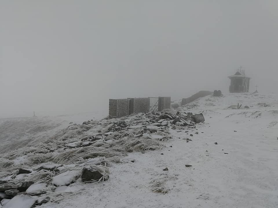  У ніч на 9 жовтня, снігом замело гору Піп-Іван Чорногірський (2028 м).