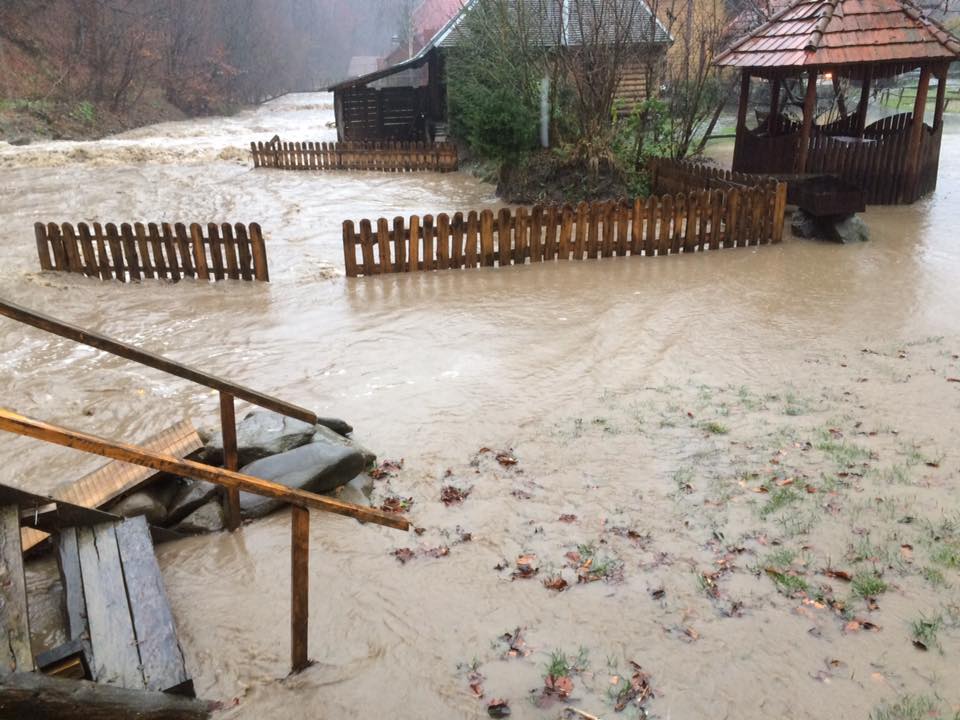 Вследствие интенсивных осадков на Закарпатье сохраняется высокая угроза паводков.