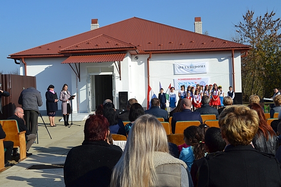 Перший шкільний дзвоник пролунав сьогодні, 6 листопада, у новозбудованому корпусі початкової ланки Саловківської ЗОШ І-ІІ ступенів, що на Ужгородщині.