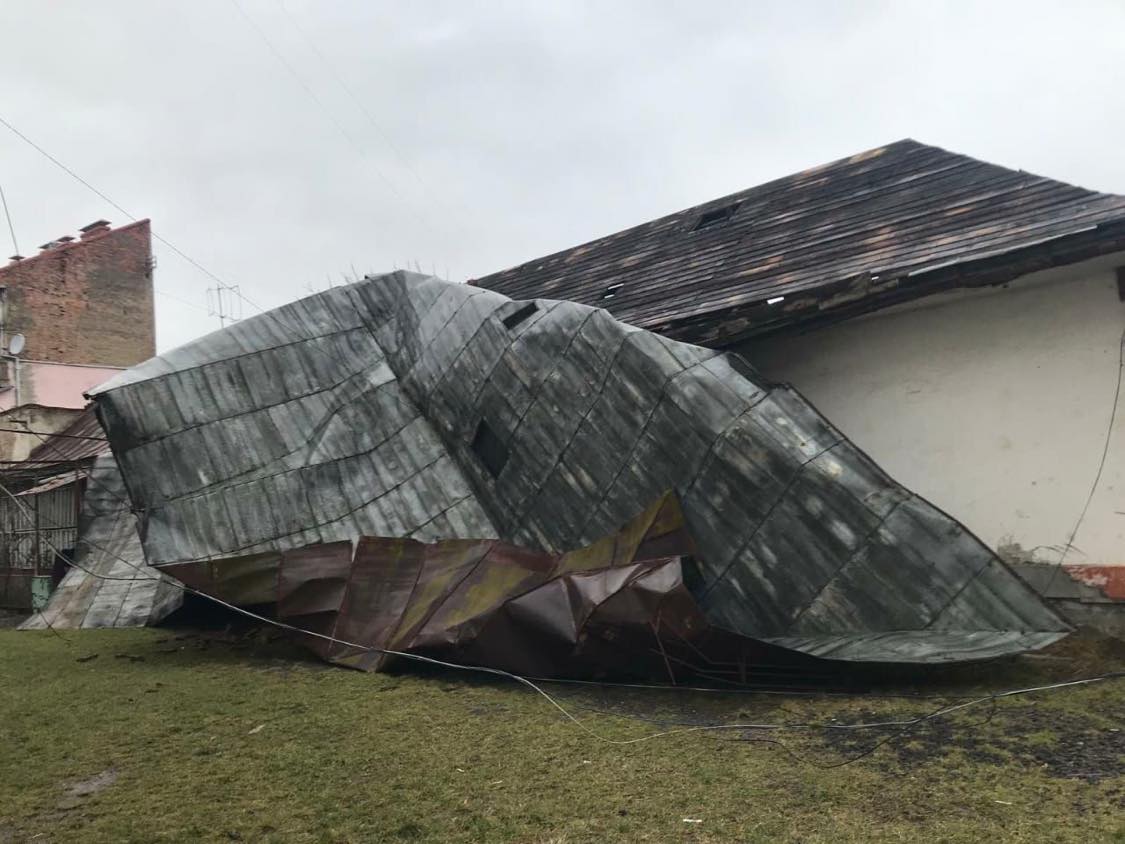 Сильний вітер пошкодив будинки в Ужгороді. Про це повідомляють в пресслужбі У ДСНС. 

