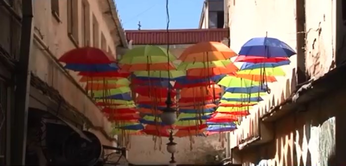 Для створення туристичної родзинки міста над Ужем використали 120 парасольок.