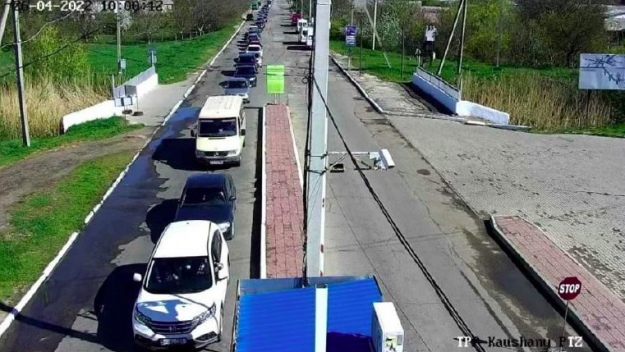 Після повідомлень про вибухи у невизнаному Придністров’ї на виїзд на підконтрольну молдовському уряду територію утворились автомобільні черги.

