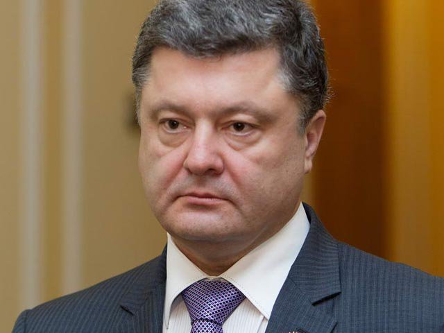 Президент України Петро Порошенко вважає, що добровольчі батальйони зобов'язані інтегруватися в Збройні сили. Про це він сказав в інтерв'ю австрійському виданню KURIER.
