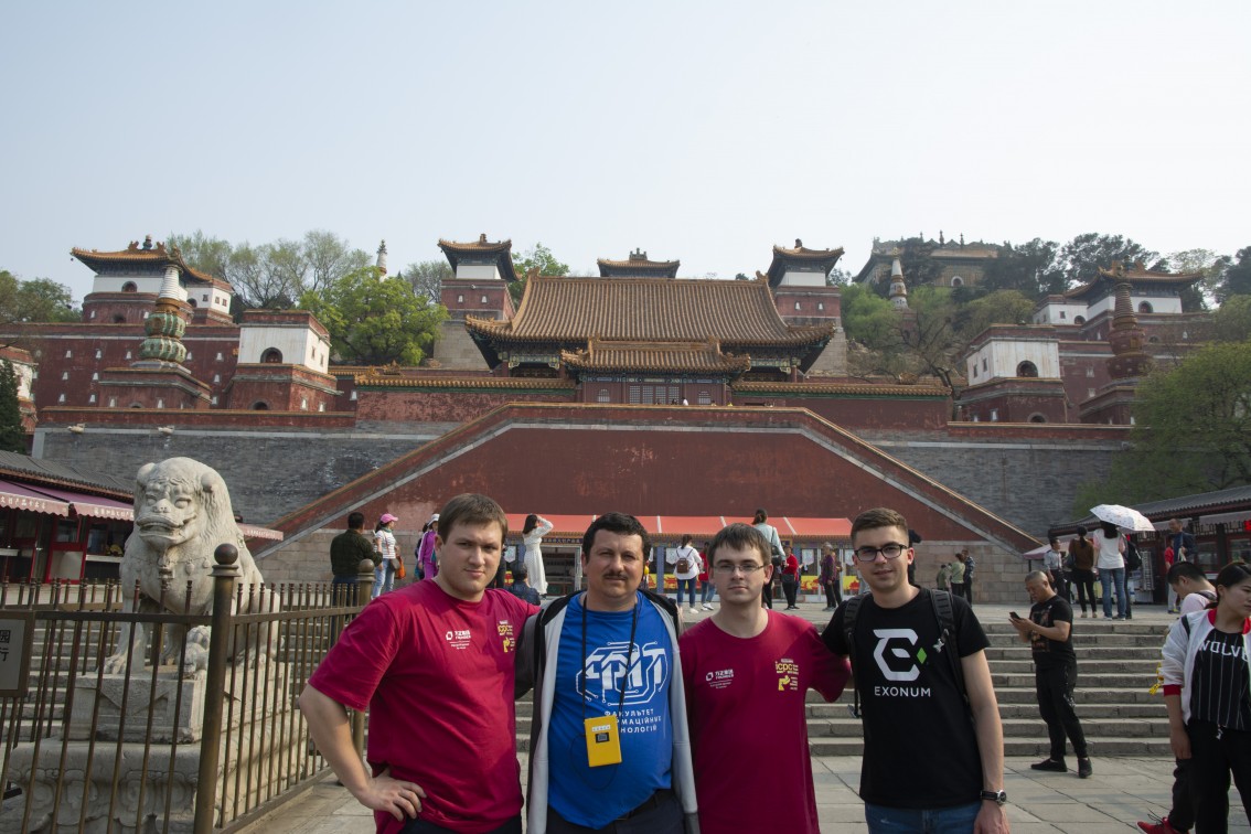 Нещодавно команда айтішників УжНУ повернулися з фіналу міжнародної олімпіади з програмування, яка проходила в Пекіні.