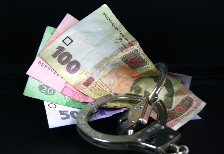 Поліцейські Свалявщини оперативно затримали 26-річну жінку, яка викрала з каси з власного місця роботи 3 тисячі гривень і кілька речей.