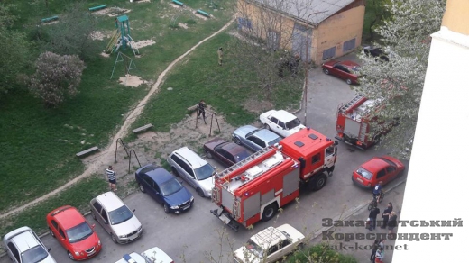 На місце події виїхали два автомобілі пожежних. У дворі на вулиці Чорновола в Ужгороді горить трансформаторна підстанція.
