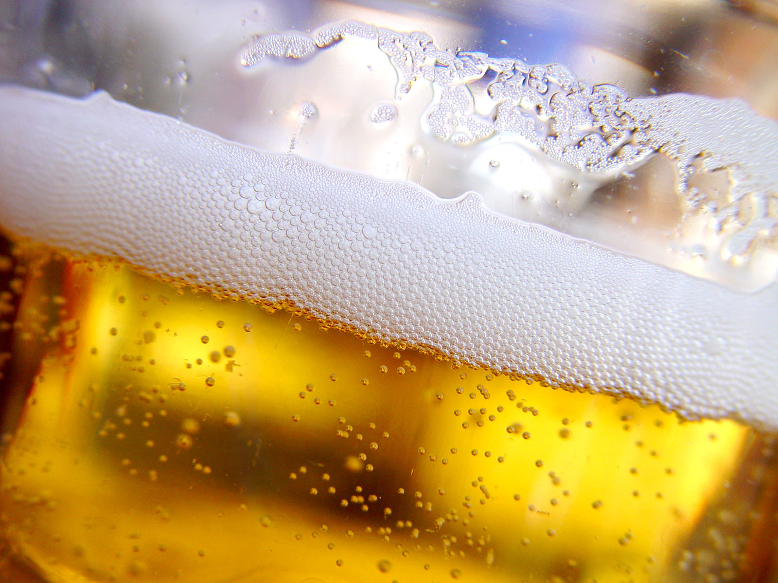 Пиво з вмістом етилового спирту від 0,5% з 1 липня 2015 року в Україні буде прирівняне до алкогольних напоїв.
