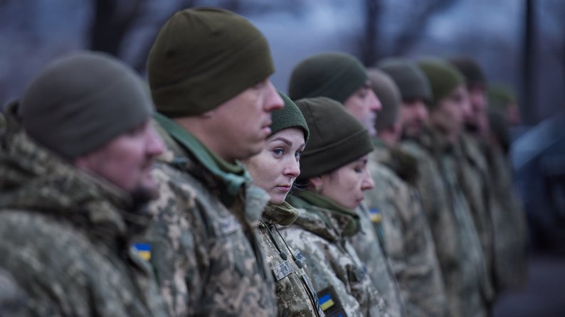 Президент України Володимир Зеленський скасував осінній призов до армії та відклав демобілізацію.