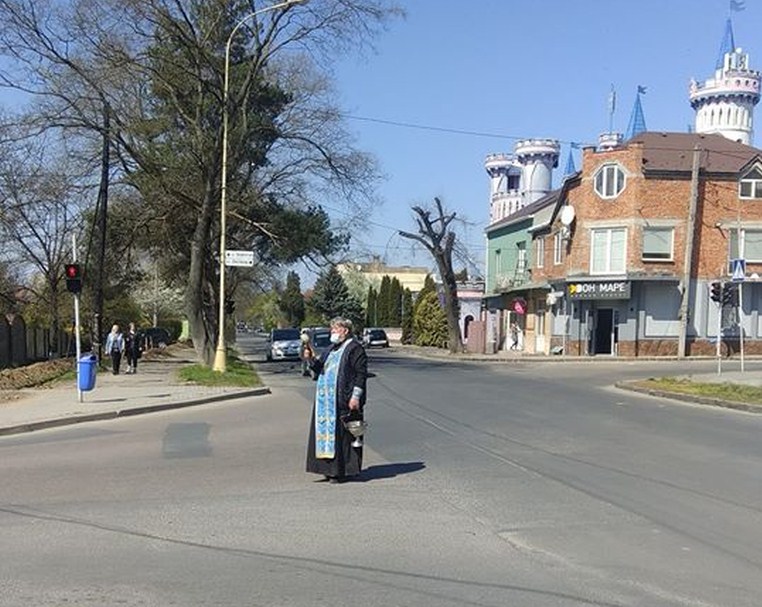 Священнослужителя помітили на перехресті вулиць Закарпатська та Собранецька, що в обласному центрі.