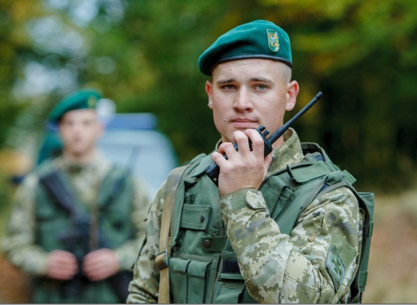 Мукачівським прикордонним загоном для проходження військової служби за контрактом приймаються чоловіки та жінки віком від 18 до 40 років.