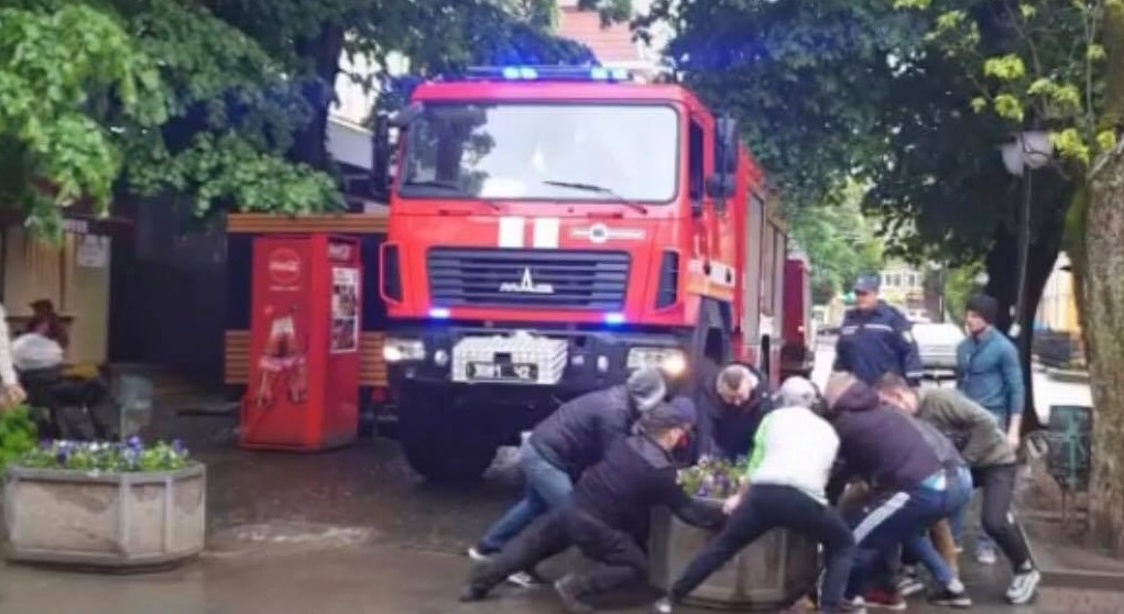 В Орехове вспыхнул пожар, но пожарным не удалось добраться до места пожара. 