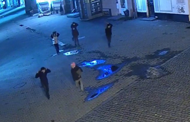 Видеозапись момента кражи с камер наблюдения опубликована на странице Ужгородского городского совета в Facebook.