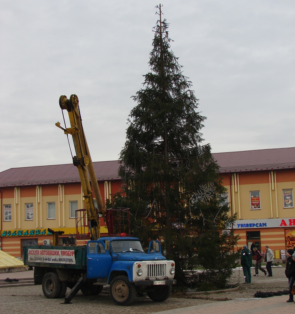 Сейчас коммунальщики демонтируют главную елку Хустского района.