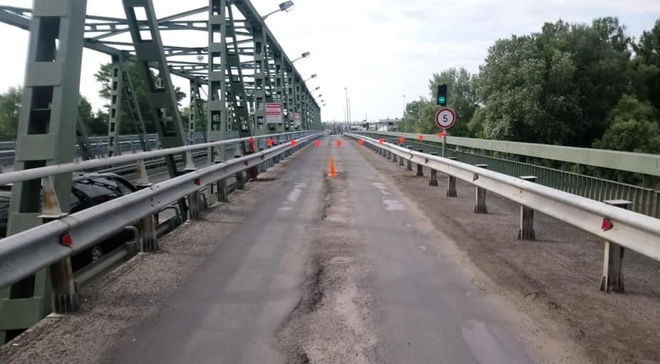 На автомобільному мосту через Тису на прикордонному переході Чо-Загонь, почався довгоочікуваний ремонт дорожнього покриття, через це рух по мосту ускладнений.