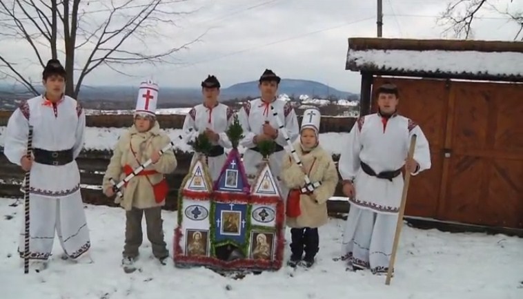 Збережено русинську мову: як колядують на Закарпатті (ВІДЕО)