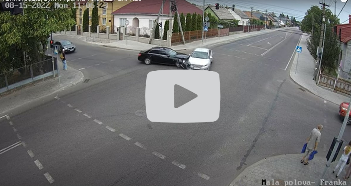 Сьогодні, 15 серпня, у Виноградові не поділили дорогу дві автівки.