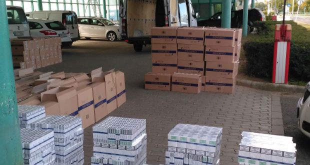 Загалом у транспортному засобі знайшли 156 500 пачок безакцизних тютюнових виробів, припустимо завезених контрабандним шляхом. 