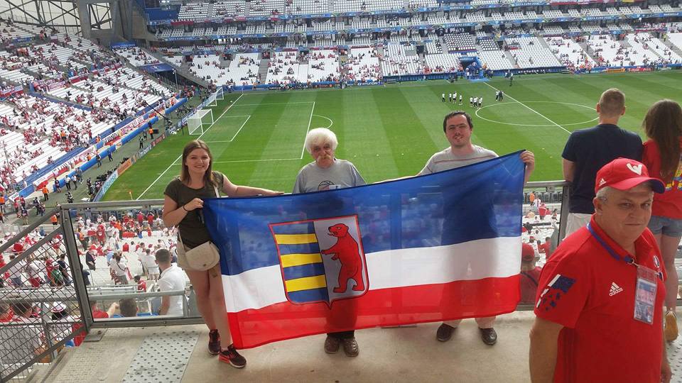 Триколор с гербом Закарпатья побывал на матче Украина-Польша в Марселе.