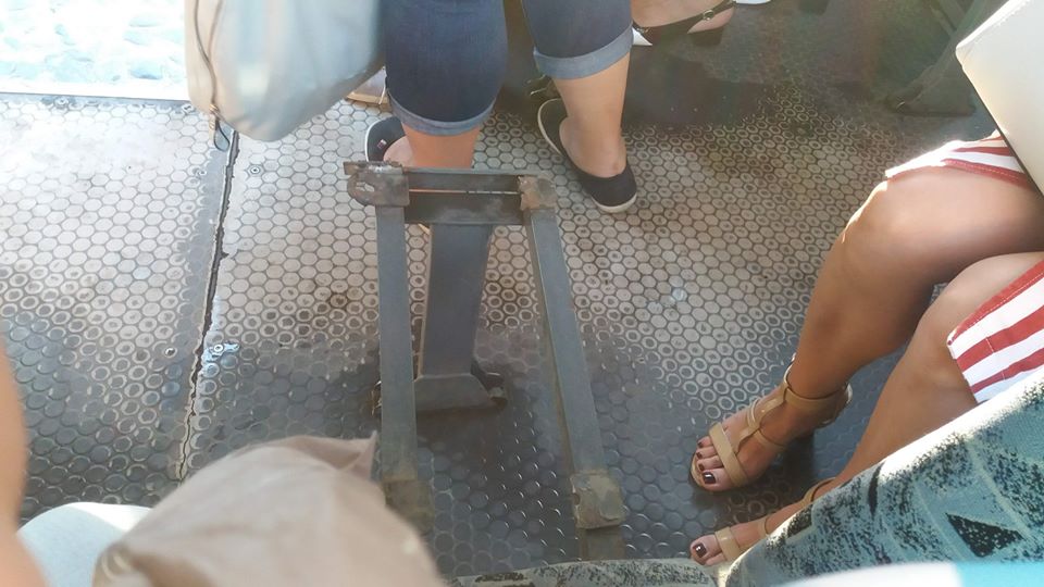 В ужгородській маршрутці № 26 можна порізати ноги через оголене кріплення від сидіння.