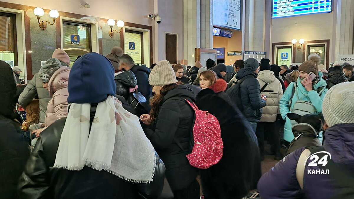 Из Запорожья утром 17 апреля отправился поезд с людьми, которым удалось эвакуироваться из Мариуполя. Теперь они идут к Льву.