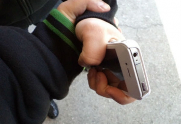29-летний житель ужгорода отобрал на улице от прохожей девушки сотовый телефон «Iphone-4», который продал за 2000 гривен. Полиция задержала грабителя, разыскала краденый телефон и вернула женщине.