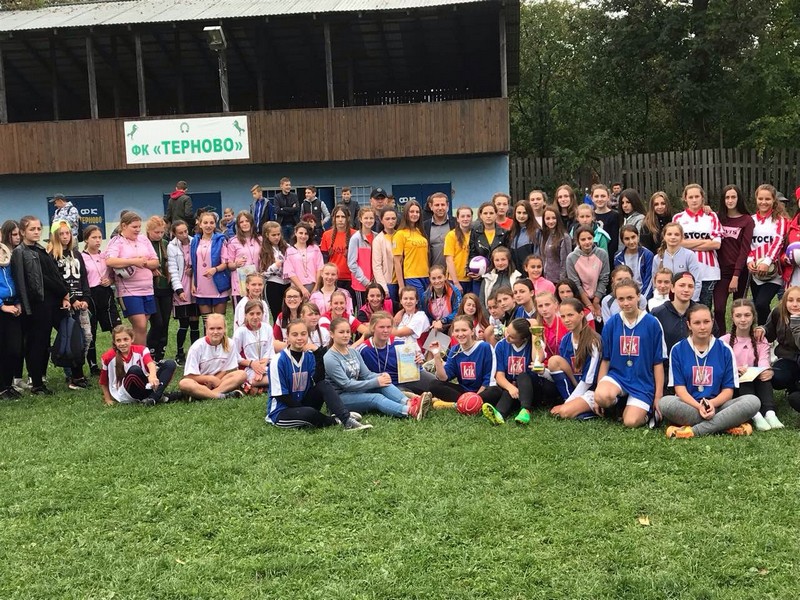 Цими днями в селі Терново, що на Тячівщині, провели футбольний турнір серед дівочих команд, присвячений Дню вчителя. 