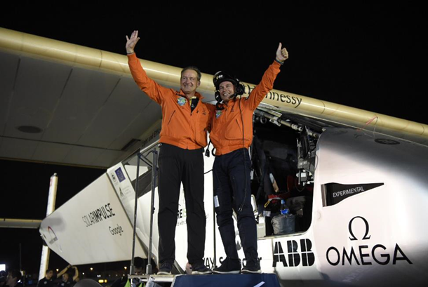 Сонячний літак "Solar Impulse 2" завершив навколосвітню подорож