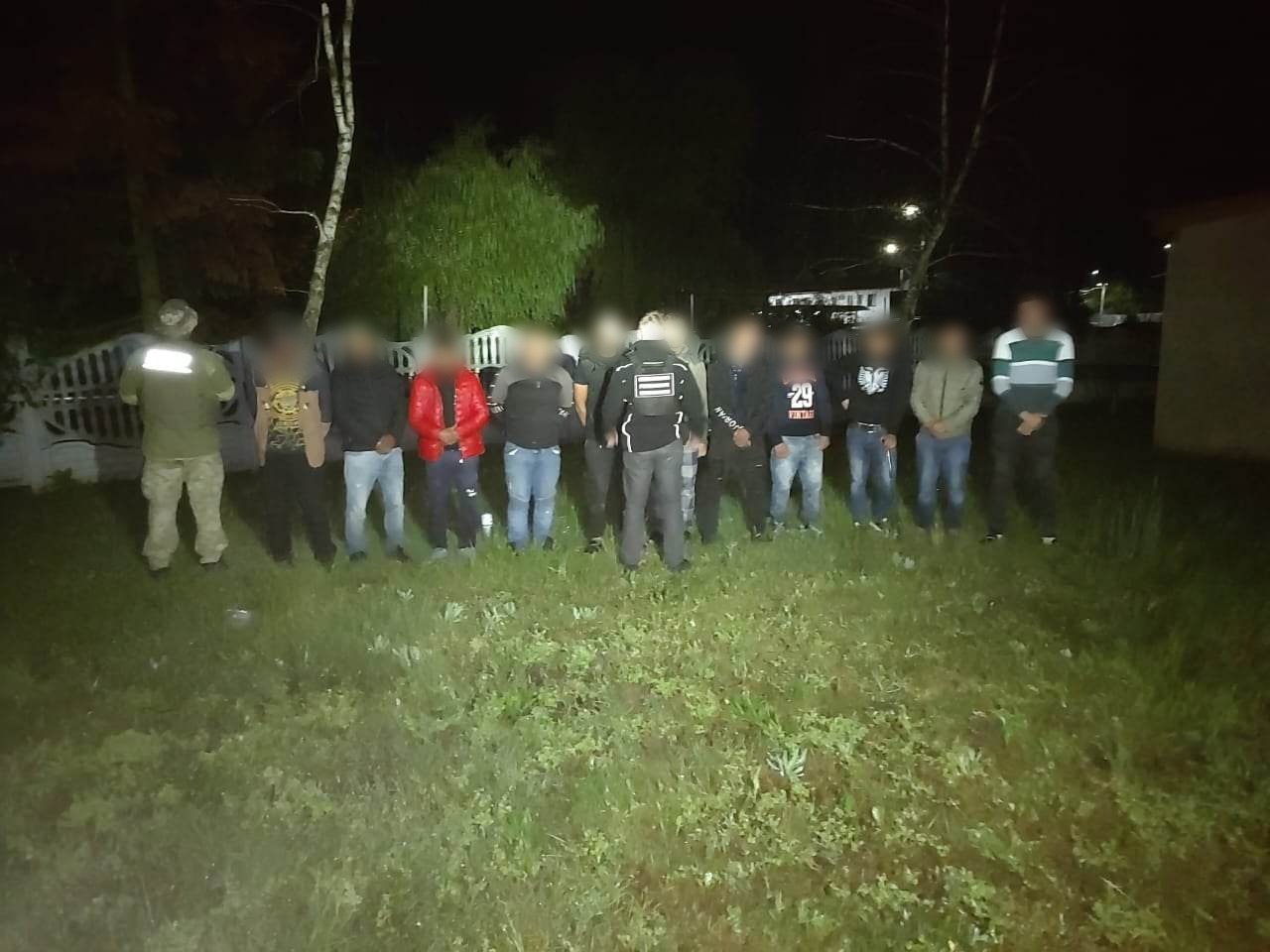 Спіймали "на гарячому": на Закарпатті шістнадцять чоловік намагались незаконно перетнути кордон (ФОТО)