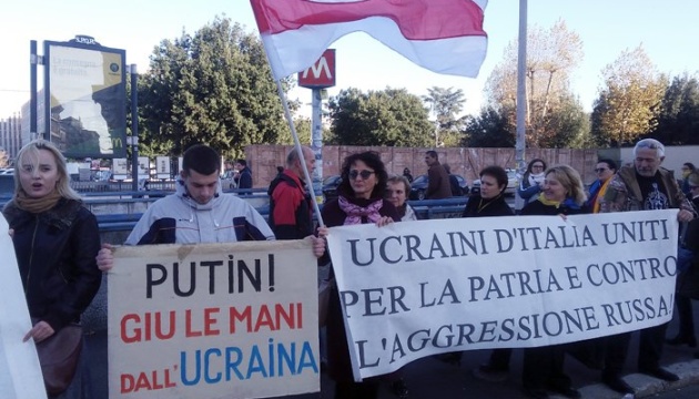 Українці в Римі у середу вийшли на пікет російського посольства, щоб засудити напад на українські кораблі у Керченській протоці.