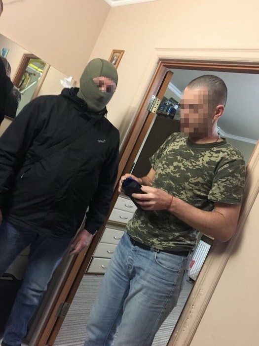 Сотрудники СБ Украины совместно с военной прокуратурой и внутренней безопасностью Госпогранслужбы задержали в Закарпатье двух пограничников, которые способствовали контрабанде сигарет в Европу.