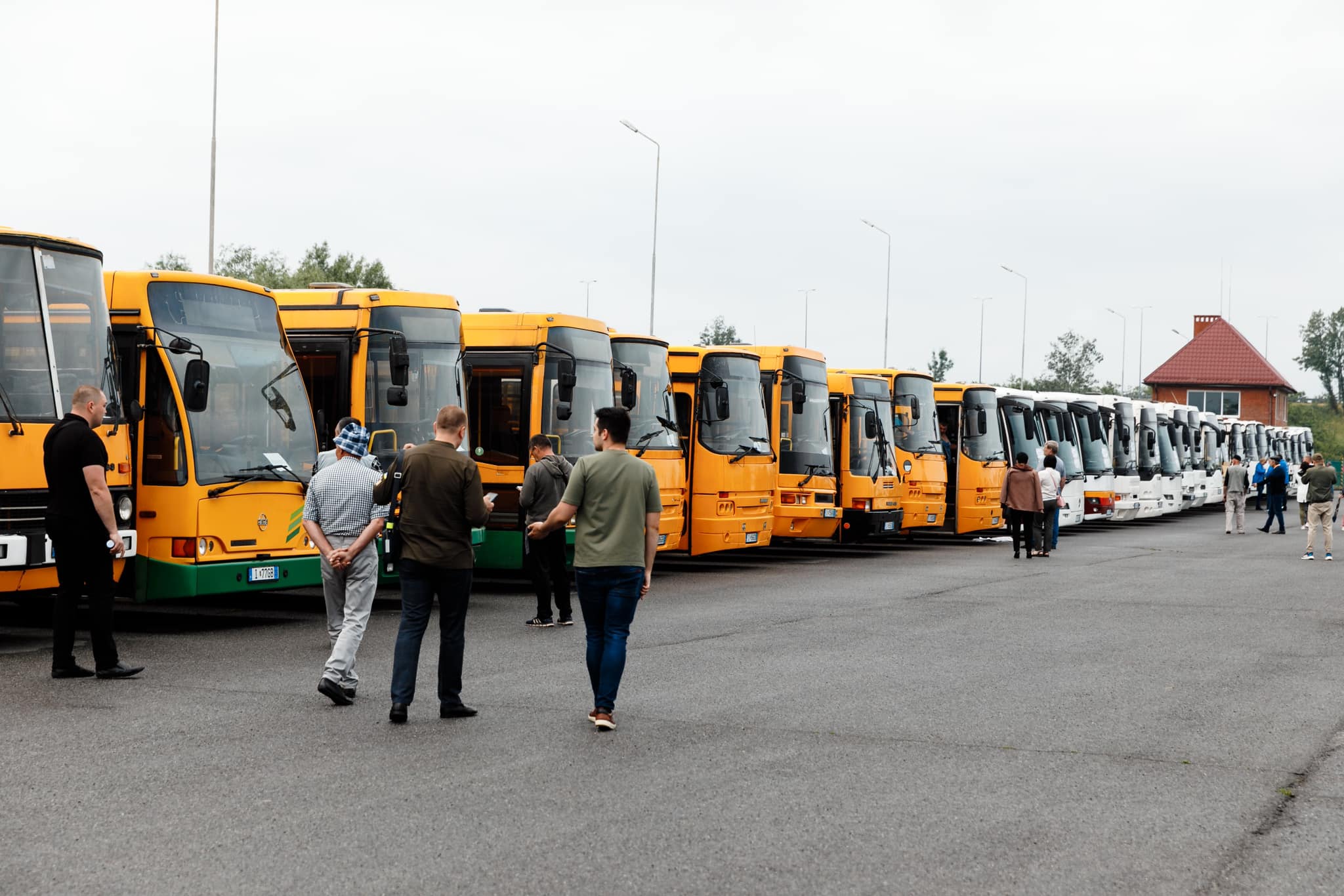 Понад 30 автобусів отримало Закарпаття від угорських партнерів: що відомо (ФОТО)