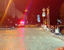 Проти ночі на колінах Виноградів зустрів...