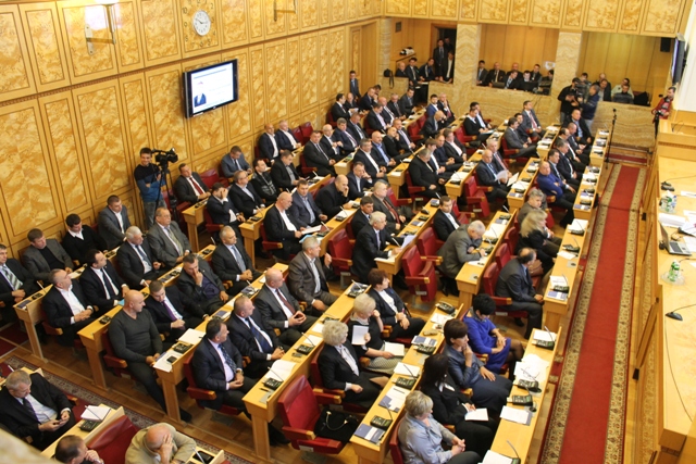 Такі висновки можна зробити після прийняття порядку денного другого пленарного засідання ХІХ сесії Закарпатської обласної ради. 