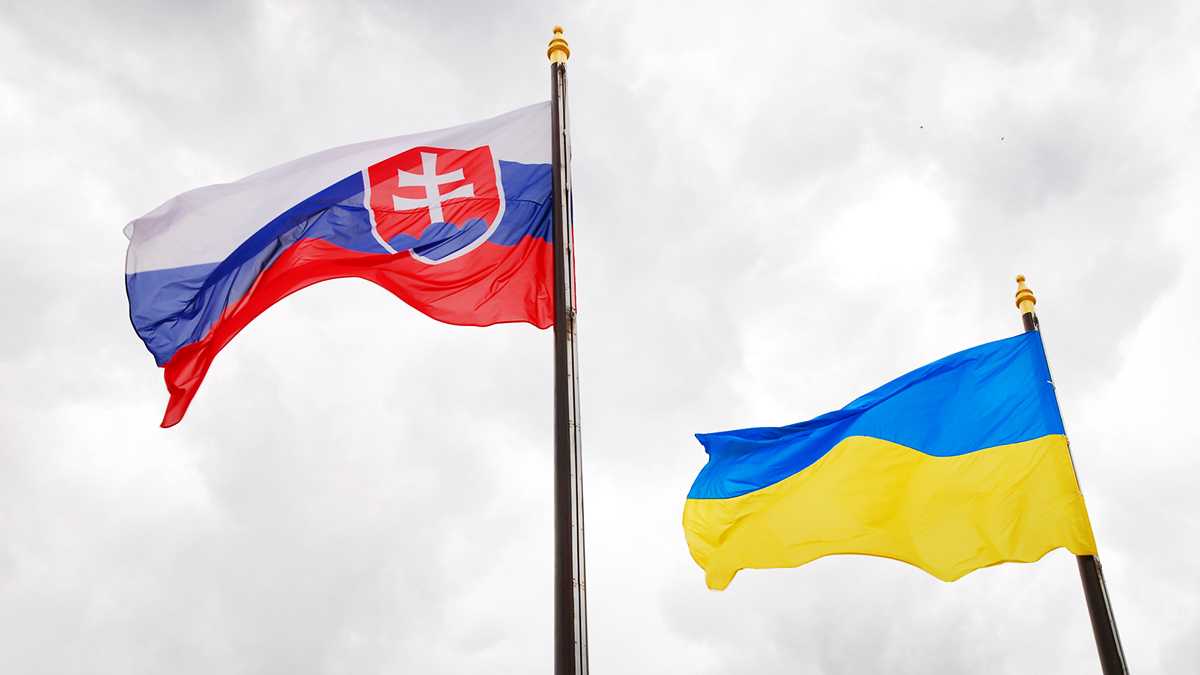 Словакия станет одной из стран, высылающих российских дипломатов. Оттуда 35 сотрудников российского посольства отправятся домой.