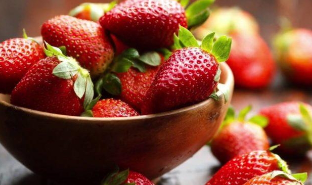 Господарства розпочали збирати ягоду в теплицях ще тиждень тому, а комерційні партії почали надходити на закарпатський ринок напередодні Великодніх свят.