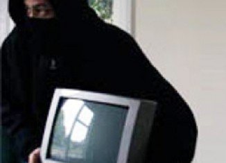 Іршавські поліцейські викрили злодія, що обікрав односельчанку. 43-річний житель с.Загаття Іршавського району викрав телевізор прямо з хати.