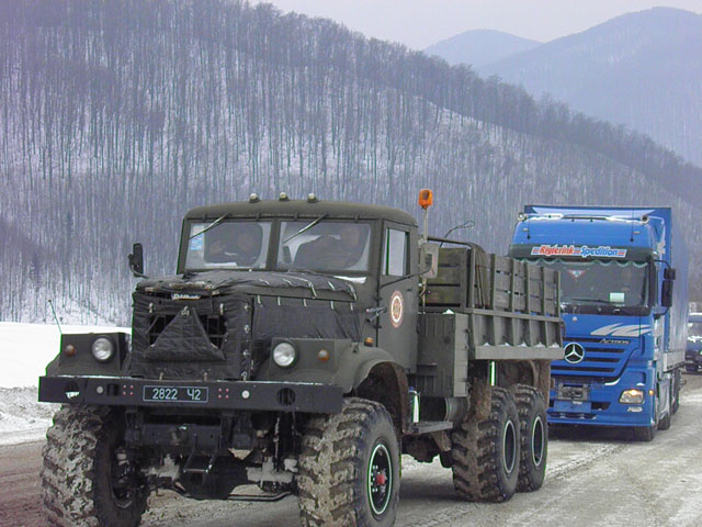 В течение 25 января бойцы 11-й государственной пожарно-спасательной части поселка Воловец осуществили три выезда для буксировки грузовых автомобилей. 