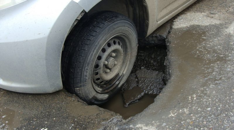 Закарпатські дороги залишають бажати кращого. Через жахливий стан автошляхів та ями на дорогах часто пошкоджуються автомобілі та трапляються ДТП. 
