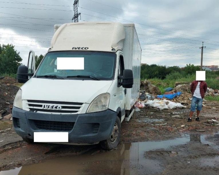 Во время патрулирования трассы Киев-Чоп в черте города Мукачево инспекторы группы быстрого реагирования Департамента городской инспекции обнаружили еще один случай сброса строительного мусора.