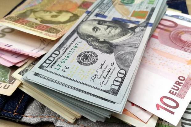 Национальный банк Украины на четверг, 23 июля, опустил курс гривни на 11 копеек относительно доллара и сразу на 53 копейки по отношению к евро.
